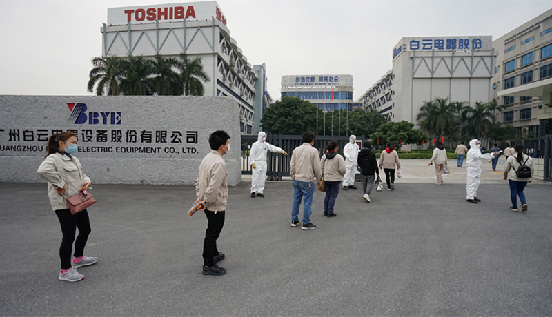 >體溫檢測，井然有序！